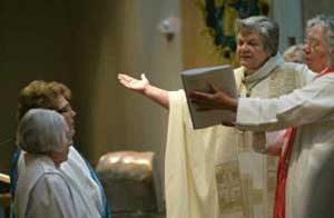 Bishopess ordaining Womenpriests
